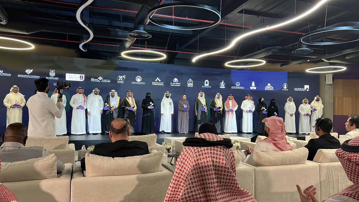 GhalaGh240353's tweet photo. @TuwaiqClubs 
اليوم كان حفل تدشين أنديه طويق للجامعات السعوديه 🤩

الصراحه حاجه جبارههه فوق التوقعات بدعو أكاديميه طويق و باذن الله لنا من الطيب نصيب 👏🏻 https://t.co/acVWTbxL8b