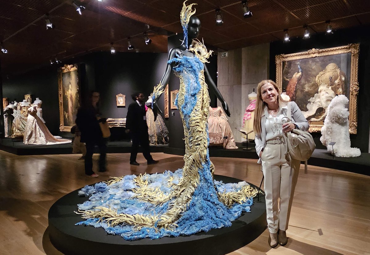 3D_Dreams8's tweet photo. Art, elegance and friendship in the beeautiful😍"Art & Fashion"🎨🥰exhibition at Gulbenkian Foundation recently, with good Friends🥰🌞was inspiring🥰Art🥰Architecture🥰and Fashion🥰together❤️#art #architecture #ArtAndFashion #jewelry #GulbenkianFoundation #3ddreams_sparkdreams https://t.co/5wKjLgRK7r