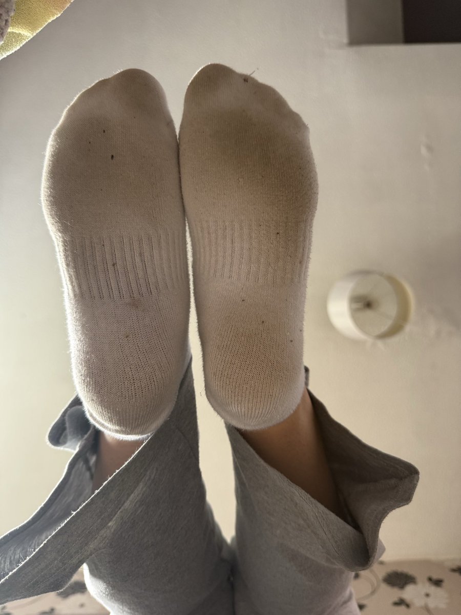 spoiltbrat_xox's tweet photo. Worship &amp; sniff my sweaty socks through the screen 💋 https://t.co/DM8w1dqEkx