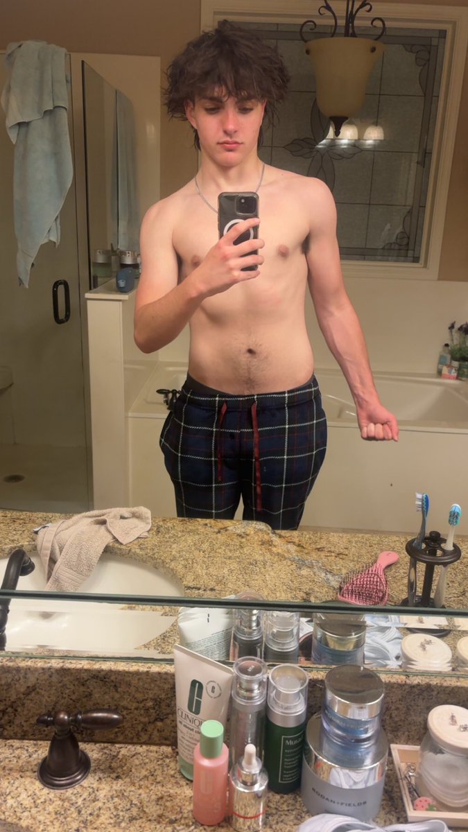 Pdwbolt's tweet photo. I need 6 pack now https://t.co/nnhlTbliWD
