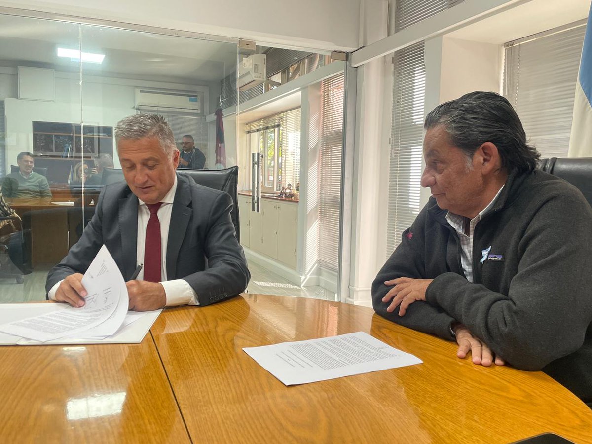 MAVSAOficial's tweet photo. #MAV fortalece su agenda federal en la Provincia de Salta

En el marco de nuestra estrategia de relacionamiento institucional para el desarrollo federal del Mercado de Capitales, nuestro presidente, Alberto Curado, participó de una reunión ejecutiva con la provincia de Salta, donde se celebró la firma de un Acuerdo de Colaboración entre el Mercado Argentino de Valores y el Gobierno provincial, a través del Ministerio de Producción y Minería, para potenciar el acceso al financiamiento.

Esta iniciativa permitirá ampliar la presencia del mercado de valores en las economías regionales y promover el acceso a herramientas de financiamiento para sectores productivos estratégicos.

Además de las autoridades provinciales, el encuentro reunió a cámaras, asociaciones e instituciones locales, generando un espacio de intercambio orientado a coordinar futuras acciones de trabajo conjunto y a acercar soluciones concretas al entramado productivo salteño.

La visita representó una instancia clave para consolidar el posicionamiento de MAV en la región NOA, fortalecer vínculos con actores públicos y privados, y avanzar en una agenda orientada a ampliar el acceso al financiamiento eficiente y promover una mayor integración de empresas locales al Mercado de Capitales.

#MAV #MercadoDeCapitales #Financiamiento #Salta #EconomíasRegionales #DesarrolloFederal
