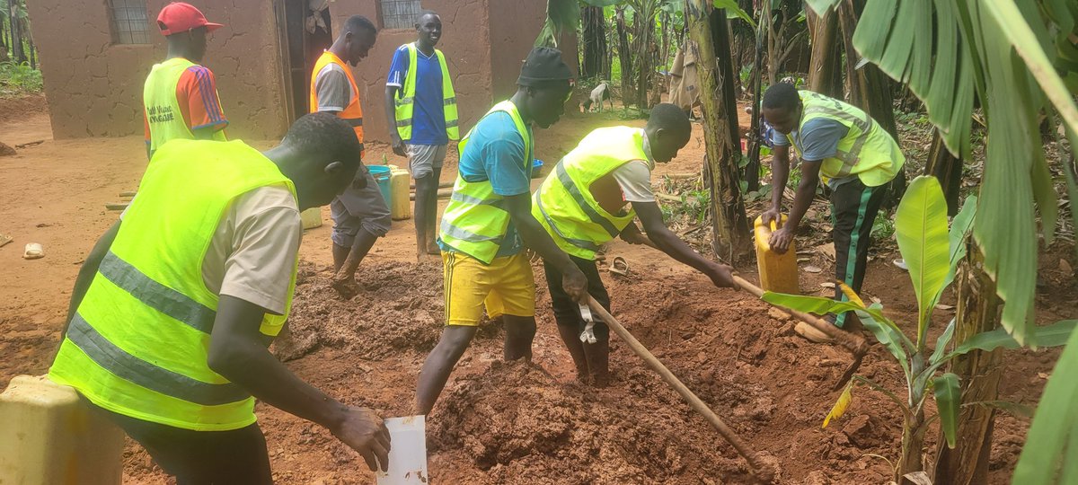 jane_dusabe's tweet photo. 10/5/26
 Murigahunda yokugira uruhare mwiterambere Ryigihugu,Uyumunsi YVs bakagari ka byimana bakoze umuganda woguhoma Ubwiherero bwumuturange utishoboye warokotse Genocide yakorewe Abatutsi  1994,Uwobakoreye 
Bamwita: Mukandori Venelanda Afite 69yrs .Umuganda warangiye neza, https://t.co/inh6e3XLH6