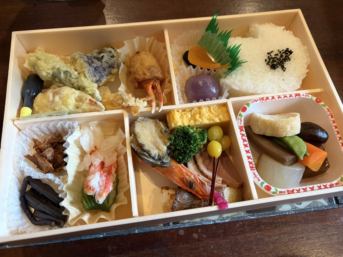 chikada58's tweet photo. 4/29はお寺で演奏会でした！
素敵なご依頼嬉しいです☺️
珍しく無伴奏サックスデュオでやってみましたが、案外良いですね⁈
こんなに成立すると思っておらず…無伴奏デュオの可能性感じました👀
またこの編成でやりたい
そしてお寺ならこの衣装とリガチャーでしょ！というチョイスと、豪華なお弁当〜✨ https://t.co/EriS3iXqwi