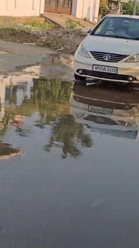 aapkajunaidak's tweet photo. sanitation failure in Bodhan! Drain water is overflowing onto the road at Ex MLA house, creating unbearable foul smell &amp; health risk 4 children.Stagnant dirty water spread diarrhea&amp;infections. With monsoon approaching, the situation may become worse @Collector_NZB @cdmatelangana https://t.co/tdyhjborQW