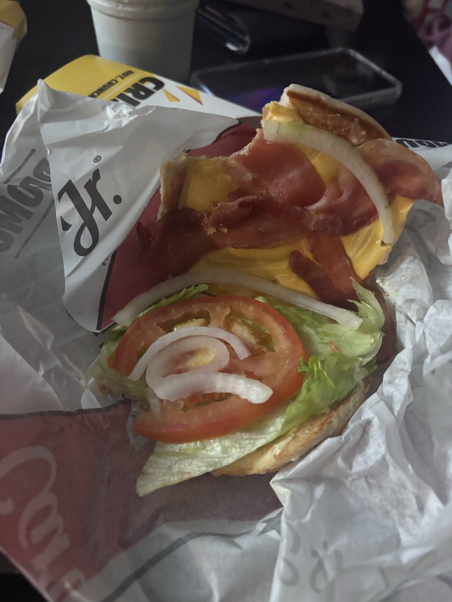 cheluiseng's tweet photo. @CarlsJrMx deliciosa la carne . 
Que pasó aquí ???? https://t.co/DQG6vQFb1S