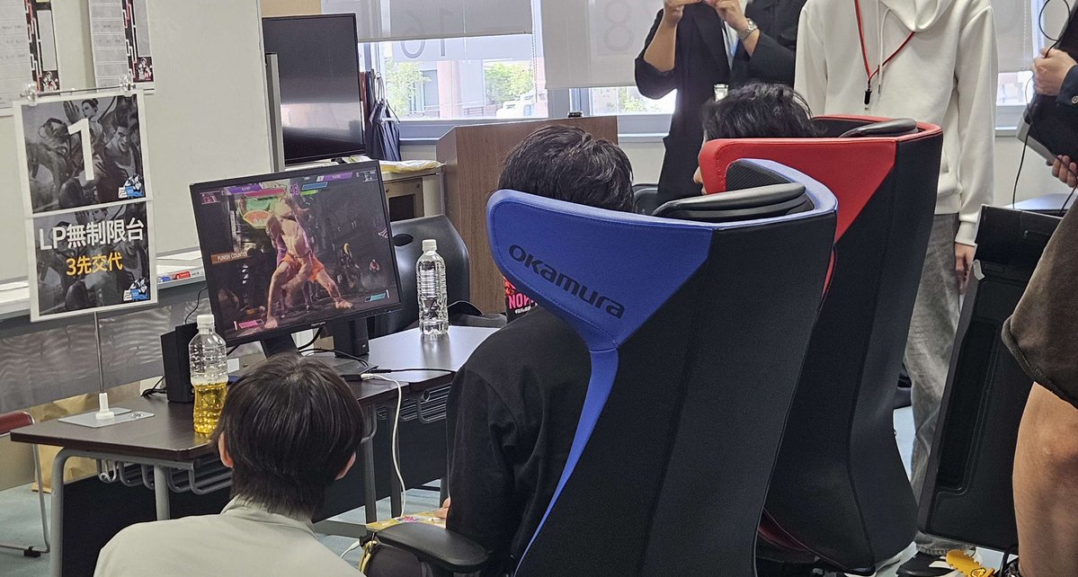 Premadelab's tweet photo. 【お知らせ】
「VOLTAGECUP 2026」で選手や実況席の皆様が実際に使用した、
オカムラ製ゲーミングチェア『ストライカー』を当施設に寄贈いただきました💺✨
あの日の熱狂と興奮がそのまま閉じ込められた特等席🔥
ぜひ店舗へ、座り心地を体験しに来てください！🎮

#オカムラ #ストライカー #VOLTAGECUP https://t.co/yKhYXZtd0E
