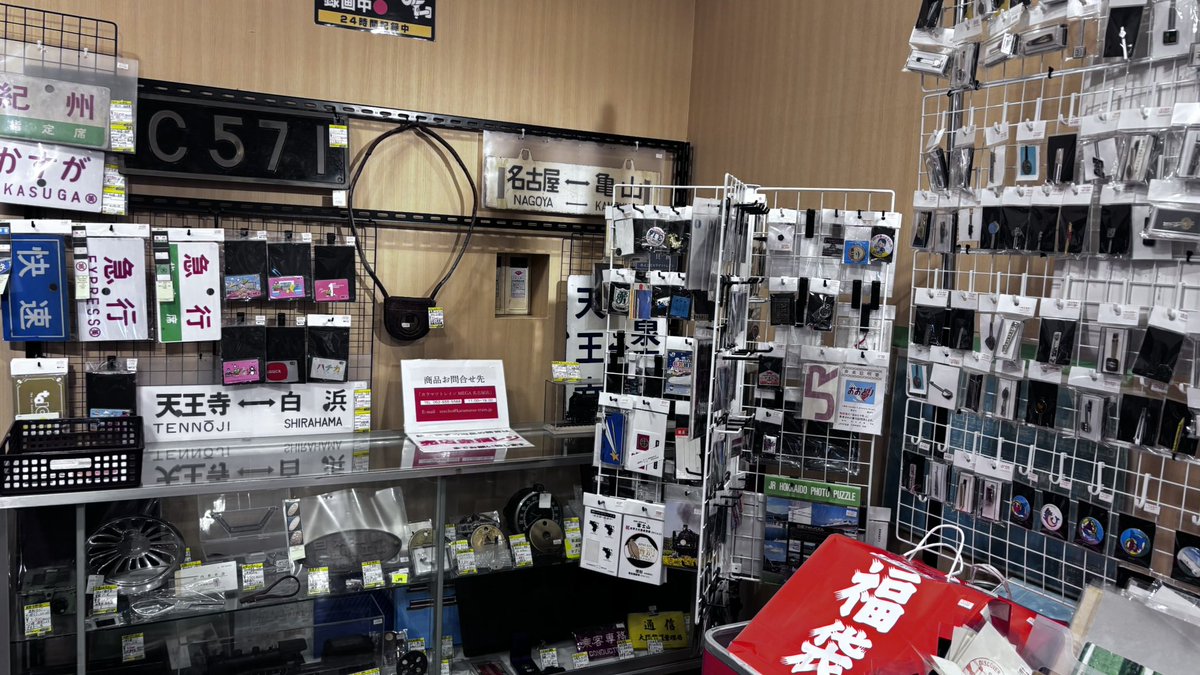 ティターン tweet media