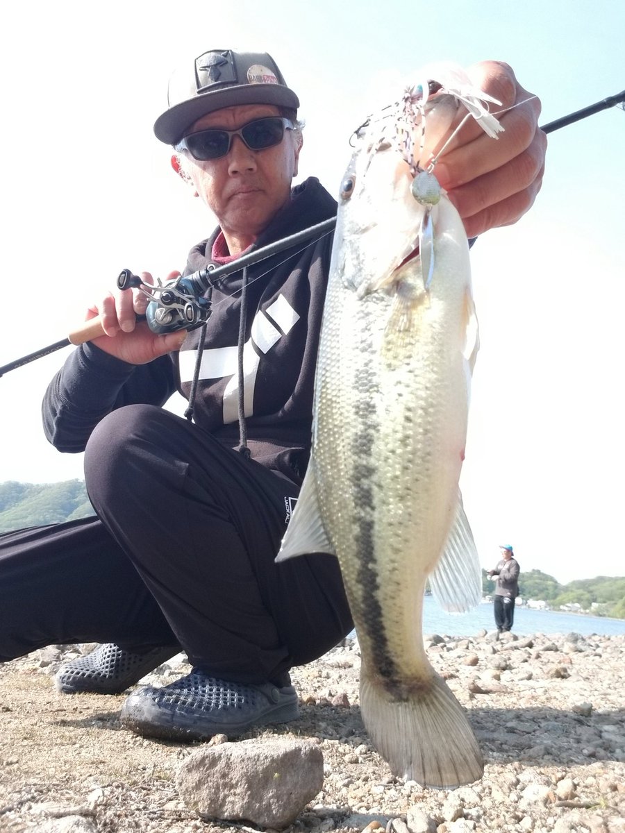 FishingYasu1120's tweet photo. 本日の榛名湖…雷雨&雹で一旦避難💦午前中だけで7バイト3キャッチ4バラし(笑)ワームで掛けるとことごとくバレるんだが(^^; キャッチは @JACKALL_Inc #スーパードーンTW
先日購入した #REVOLTAGE RV2 C610M/2 も無事、鱗付け完了♪ https://t.co/na2gF68PR0
