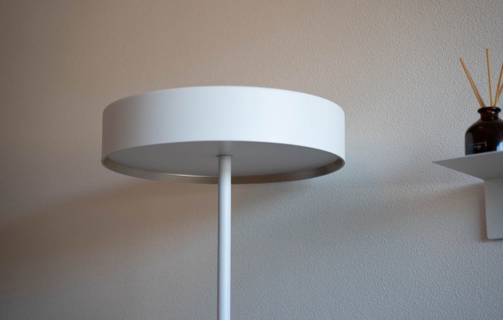 LOPYLOG's tweet photo. 間接照明にART WORK STUDIOのGlow floor lampをお迎え。円盤状のシェードにシンプルを極めた造形、とても良い。 https://t.co/JkQcCOFrbf