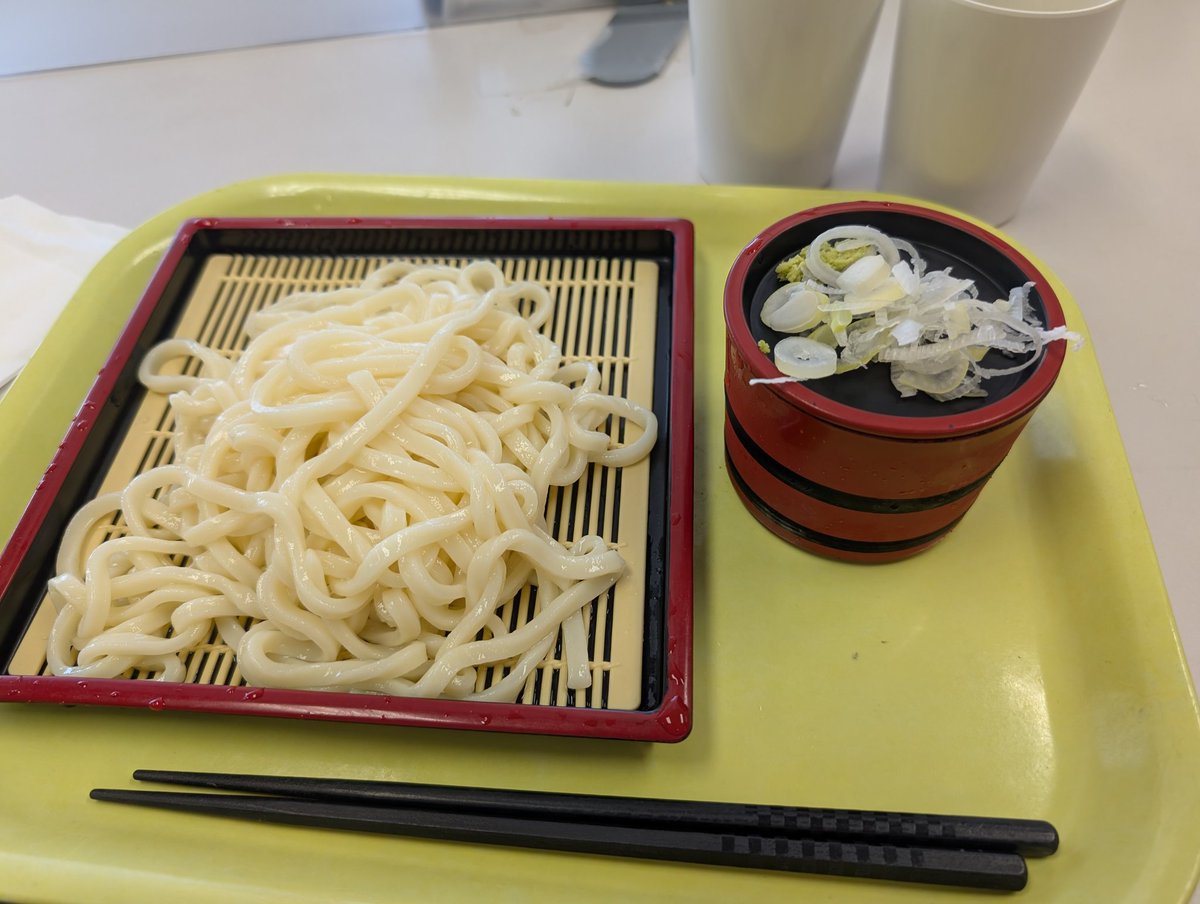 shimako_d's tweet photo. 用事があり区役所へ。ついでにお昼たべようと食堂へ来ました。今日は暑いから、ざるうどんにしたよ。うどん、めっちゃヒエヒエだったw https://t.co/810A9ZEijO