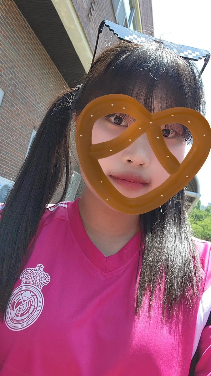 메이 tweet media