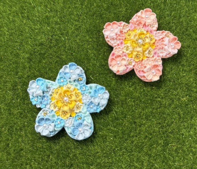 su08_19's tweet photo. お花🌸

小さなお花達でお花を
作ってみました🥹🌸笑

動画では伝わりづらいですが
中心部分が半球の様に
少し盛り上げて制作
してみました✊!!

実際に見ると
少しもっこりとしてます☺

気になるものがありましたら
コメント、メッセージ
お待ちしております🥰

#折り紙でつまみ細工 #つまみ細工 https://t.co/FRG5PEfeOW