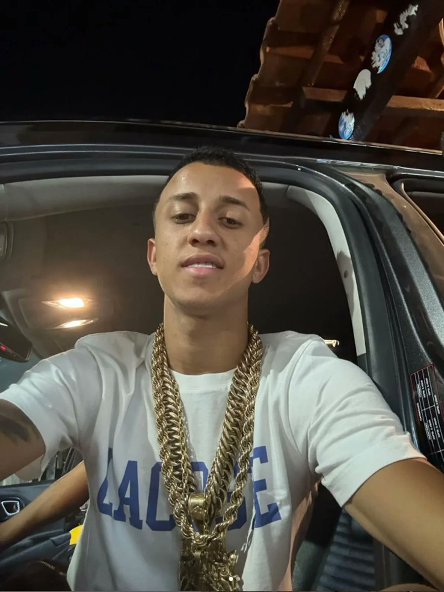 informesrj88's tweet photo. Hoje completa 1 ano das mortes de Thiago da Silva Folly, conhecido como TH da Maré (Coringa/Gabigol), Daniel Falcão dos Santos, o Gotinha da Maré, e de outro integrante do TCP, conhecido como Carlinhos.
Os três foram mortos durante uma operação do BOPE na Baixa do Sapateiro. Moradores relataram fogos e tiros em homenagem a eles no Complexo da Maré.
