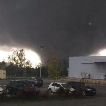 portalmvd's tweet photo. "NIÑO GODZILLA": EL FENÓMENO MUY PELIGROSO QUE SE ACERCA A URUGUAY

La región vivirá un período de abundantes lluvias de cara a los próximos meses, en la previa del verano, según advirtió el meteorólogo Nubel Cisneros. El mal tiempo estará caracterizado por lluvias y tormentas, algunas de ellas con abundantes acumulados de precipitaciones.

El nombre de esta anomalía se cataloga como el “Niño Godzilla” y proviene de la llegada de El Niño, un fenómeno caracterizado por eventos climáticos adversos en materia de temporales. “Se hace llamar, desde hace varios años, como el Niño Godzilla por su potencia e impacto en materia de eventos severos. En la región, la última vez que tuvimos algo similar fue desde 2015 a 2016”, explicó Cisneros.

Cisneros fue cauto al decir que aún restan muchos meses de cara al verano, pero sí aseguró que la primavera tendrá muchas lluvias. “Habrá tormentas muy fuertes y lluvias que podrían ser históricas”, indicó.

José Serra indicó a Montevideo Portal que “no hay dudas” de que llegará El Niño. “Yo no puedo afirmar la intensidad, pero sin dudas tendremos el fenómeno en Uruguay”, insistió el experto. “Uruguay puede tener consecuencias extremas en los próximos meses, pero aún las tendencias no confirman la entidad de esto”, finalizó.

(+) en Montevideo Portal: https://t.co/mZQyoaLDIc