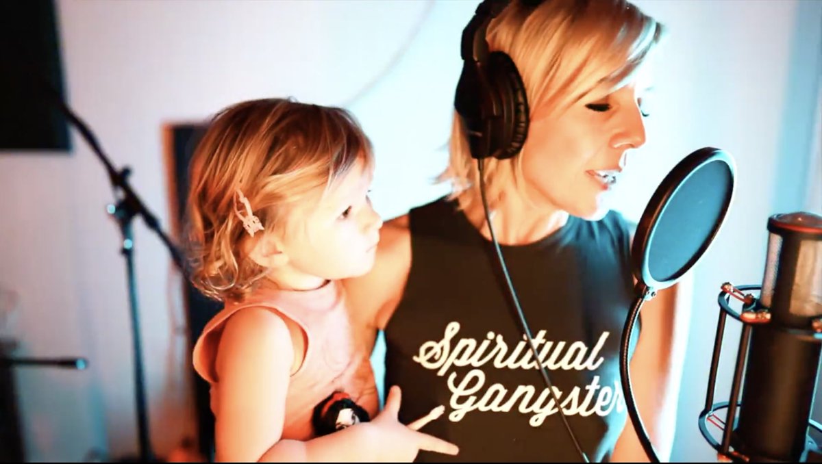 Gigi Edgley tweet media
