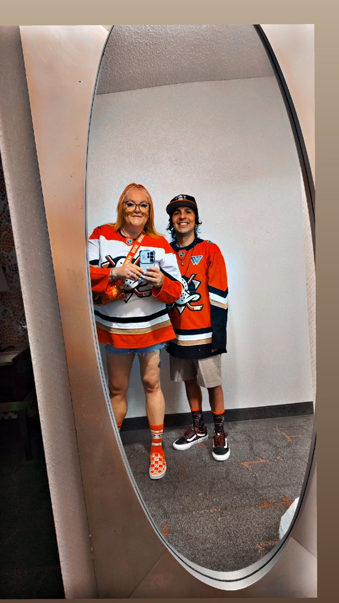 xxbeauteevilxx's tweet photo. From Cali to Vegas.. DUCKS FLY TOGETHER!! 🧡🦆 @AnaheimDucks #FlyTogether #PlayoffHockey #Game5 @BenavidesVal https://t.co/LGRiuwSUfo