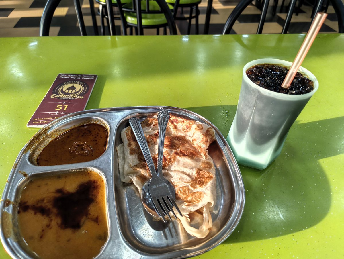 tanicat0326's tweet photo. 先週末からマレーシア生活が始まりました。
マレーシアの朝ご飯はやっぱりロティチャナイですね。 https://t.co/WZsnDODgH4