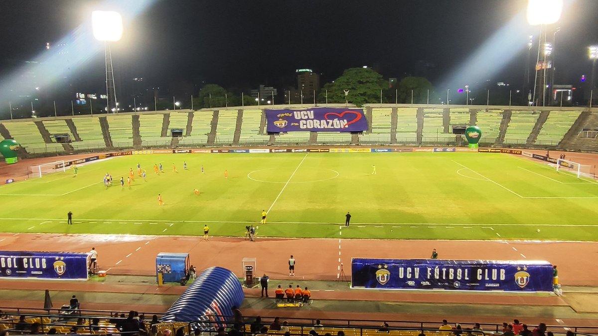Ivankl20's tweet photo. 🧐 Ya se empieza a notar el desgaste del engramado del Olímpico de la UCV.

Recuerden que aqui actualmente juegan cuatro equipos por fase final de liga y competencia internacional https://t.co/mgYAn55NxE