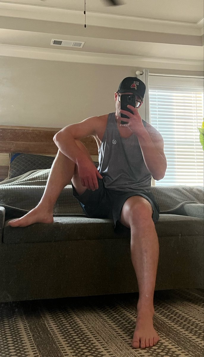 thehungnerd93's tweet photo. Start at my feet and show me how much you want my post gym load https://t.co/YQQNKSDFpm