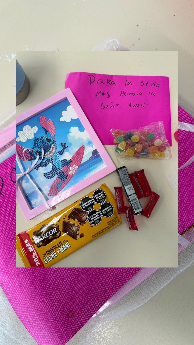 Anahi_Alvarez15's tweet photo. Hoy una alumna me apareció con este presente y me desborde de amor🥺❤️.
“La mejor maestra no es la que sabe sino la que enseña con paciencia y dedicación”… ya gane🥺❤️‍🩹 https://t.co/vje2BQiI3X