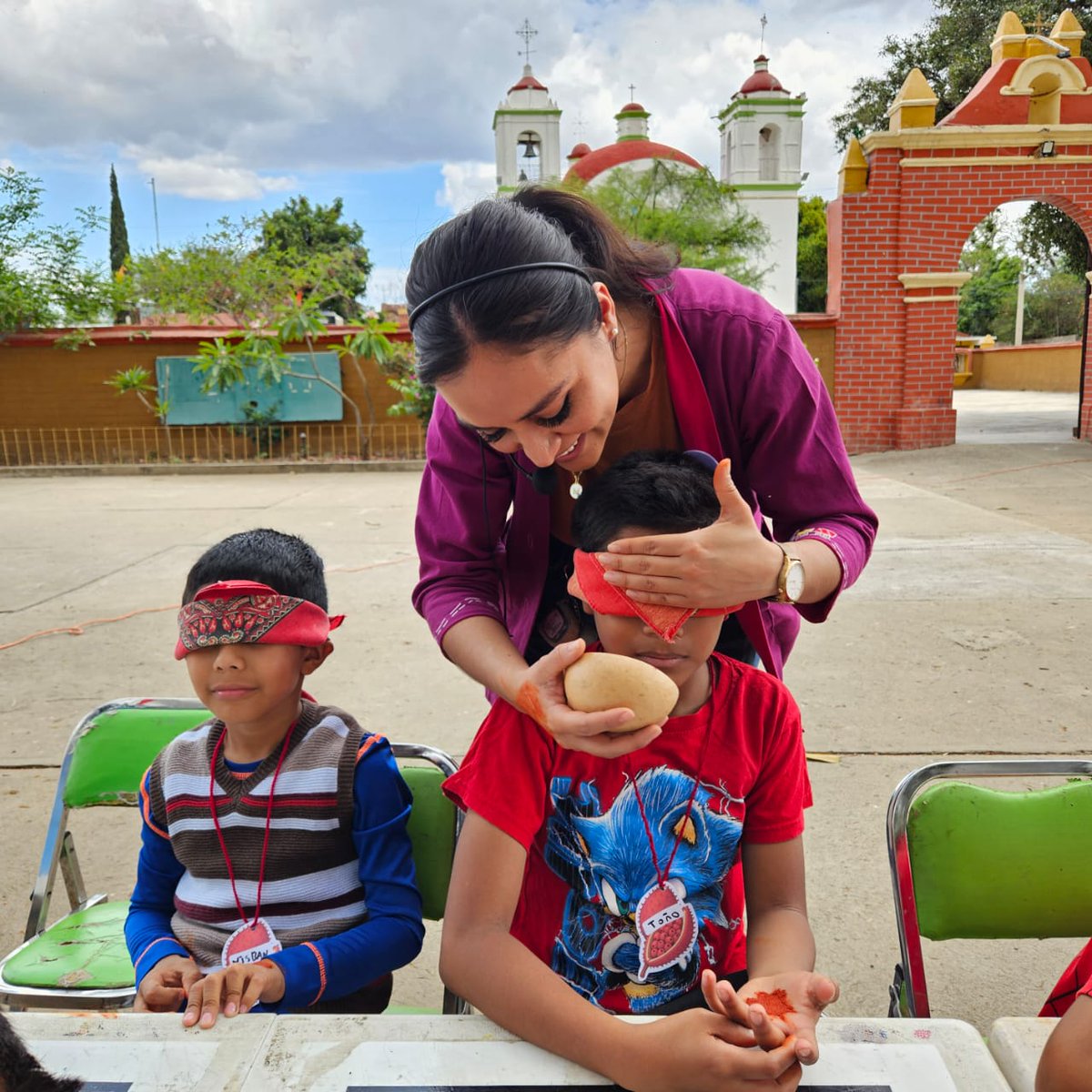 FundacionAHHO's tweet photo. Como parte de las actividades de #FAHHOItinerante, este día en Trinidad Zaachila, el equipo del @museomio compartió con las infancias de esta comunidad el taller 
Tómate un tazcalate, donde aprendieron a preparar la bebida prehispánica, moliendo cada uno de los ingredientes. https://t.co/KfGmEp6J7d