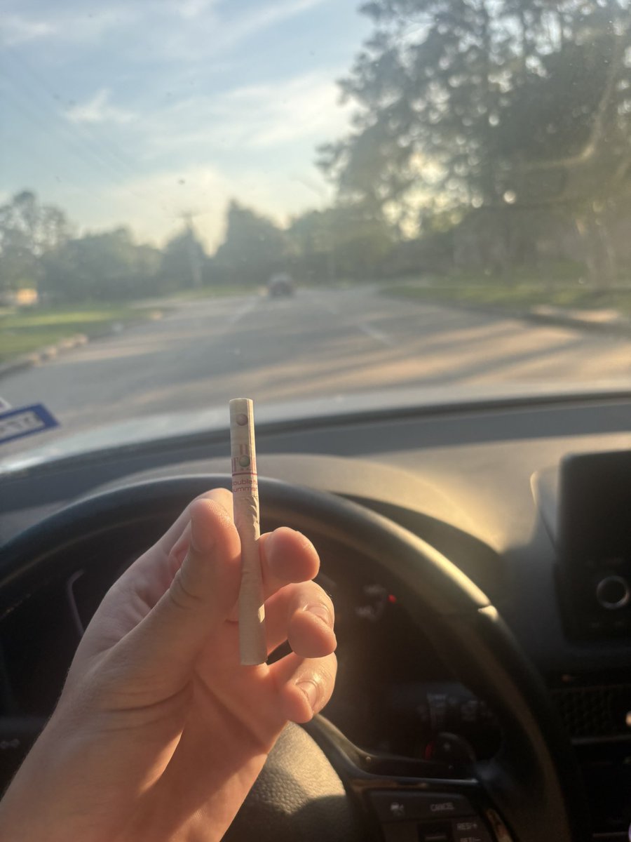 alloxosu's tweet photo. Smokin dat shi u can’t even get in the states https://t.co/NTOZEPHjWL