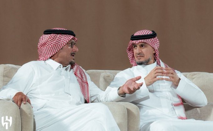 NWTO0's tweet photo. هذا اللي ناشب بحلوقنا سنين والثاني اللي ترك الفريق بالصيف وراح يراكض وراه لازم يمشون قبل المدرب .. وبعيدا عن اي كلام حول اي تدخل .. اذا فعلا صار فالمدرب اذا كان لازم يمشي مرة فالازم يمشي الان بالضعف لاني المدرب اللي يسمح لمثل هاؤلاء بالتدخل بتشكيلته او عمله مدرب وضيع مكانه يلو. https://t.co/ceRvjOBgWx