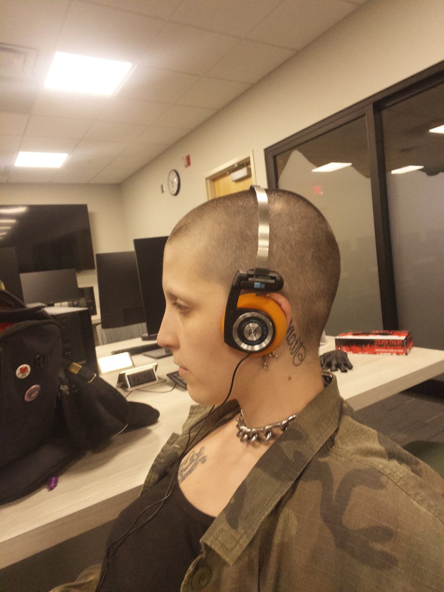 badatmath992's tweet photo. i keep seeing shit about Mixtape and i don’t play games so i don’t even go here but as a Koss Porta Pro user it is PISSING me off that she has them on backwards. what could possibly be the reason for that. poser shit https://t.co/RdcnDh4jHc