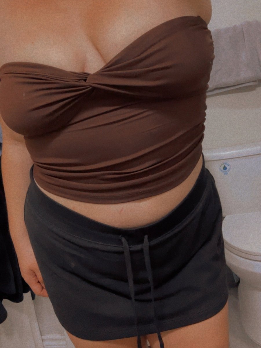 thatfreaky58023's tweet photo. I’m lonely let’s chat 💋 https://t.co/ZiOg5aiYSs