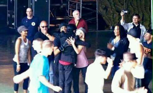 whoisltmj's tweet photo. O kenny ortega contou q nos ensaios de this is it os dançarinos FAZIAM FILA pra abraçar o mj só pra sentir o cheiro dele.
uma vez o Kenny tava suado e michael borrifou colônia nele... o resultado? o dia todo o povo abraçando ele pra ficar com cheiro do michael. https://t.co/hAoFPPEK9C
