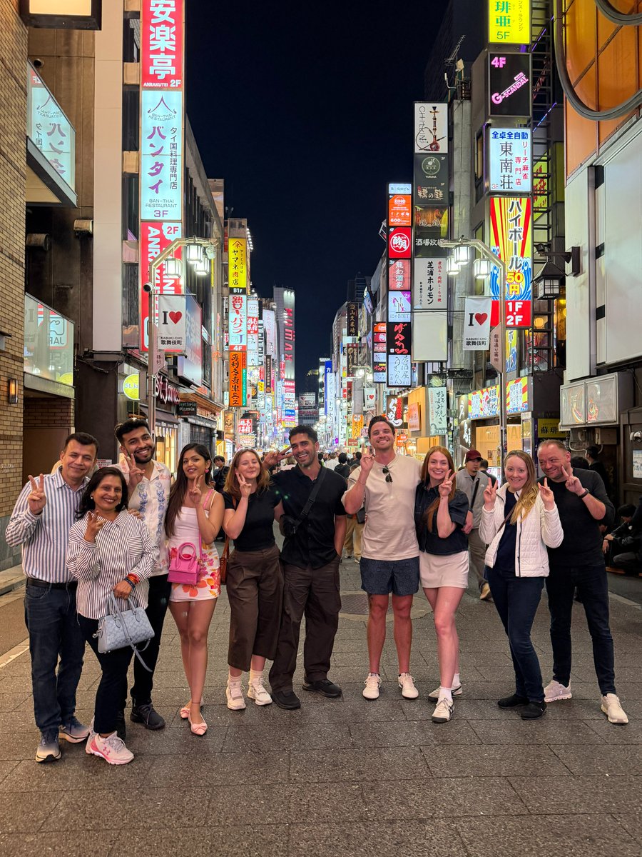JapanLocalExp's tweet photo. Shinjuku after dark with guests from the UK 🇬🇧 and USA 🇺🇸 ✨ Izakaya hopping with Tokyo locals, drinks, and lots of laughs—an unforgettable Japan night out for travelers who want more than sightseeing.

#tokyo #shinjuku #izakaya #tokyonightlife #japantrip #japanlocalexperience https://t.co/m4UmO7Egzp