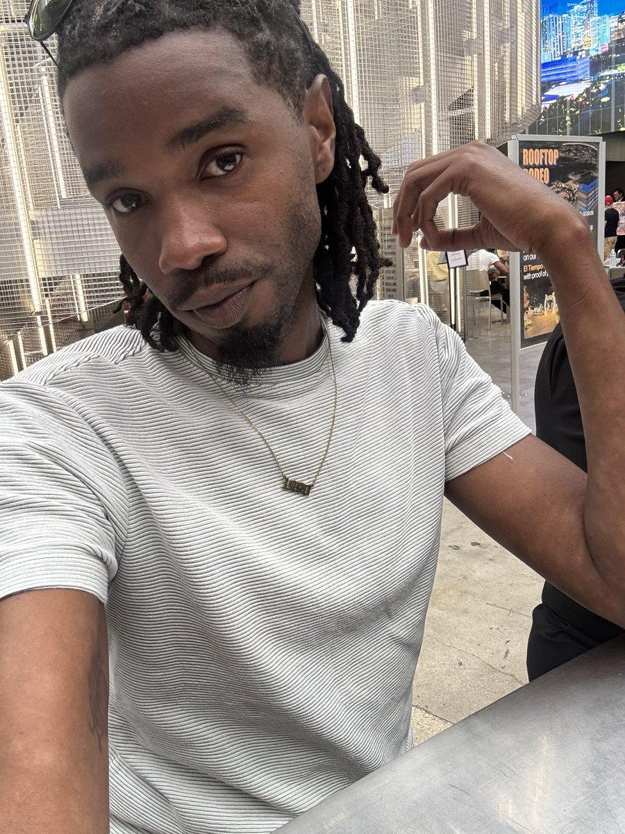 TallGuySmiley's tweet photo. Tripped &amp; fell in love with my hair on accident 🥰🤷🏾‍♂️😅 https://t.co/2A5yaCF3u6