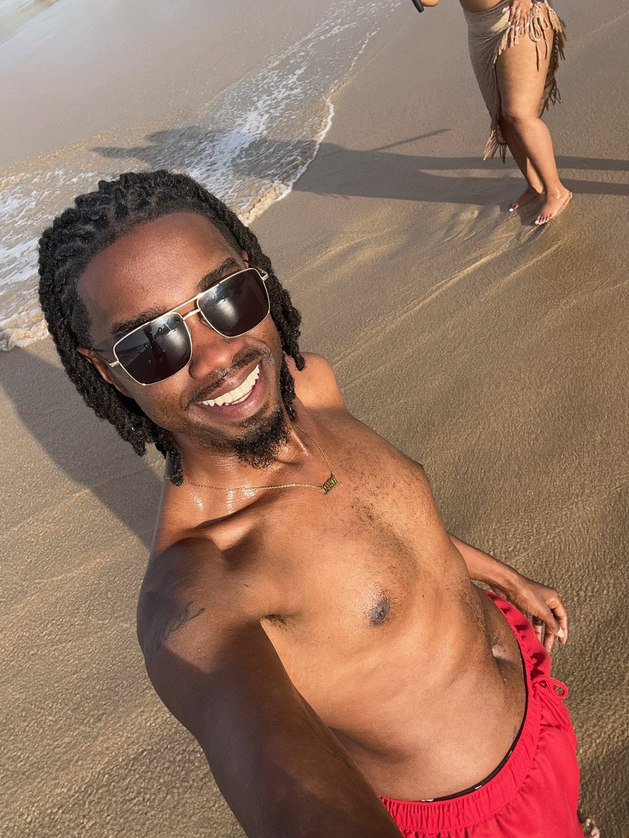 TallGuySmiley's tweet photo. Tripped &amp; fell in love with my hair on accident 🥰🤷🏾‍♂️😅 https://t.co/2A5yaCF3u6