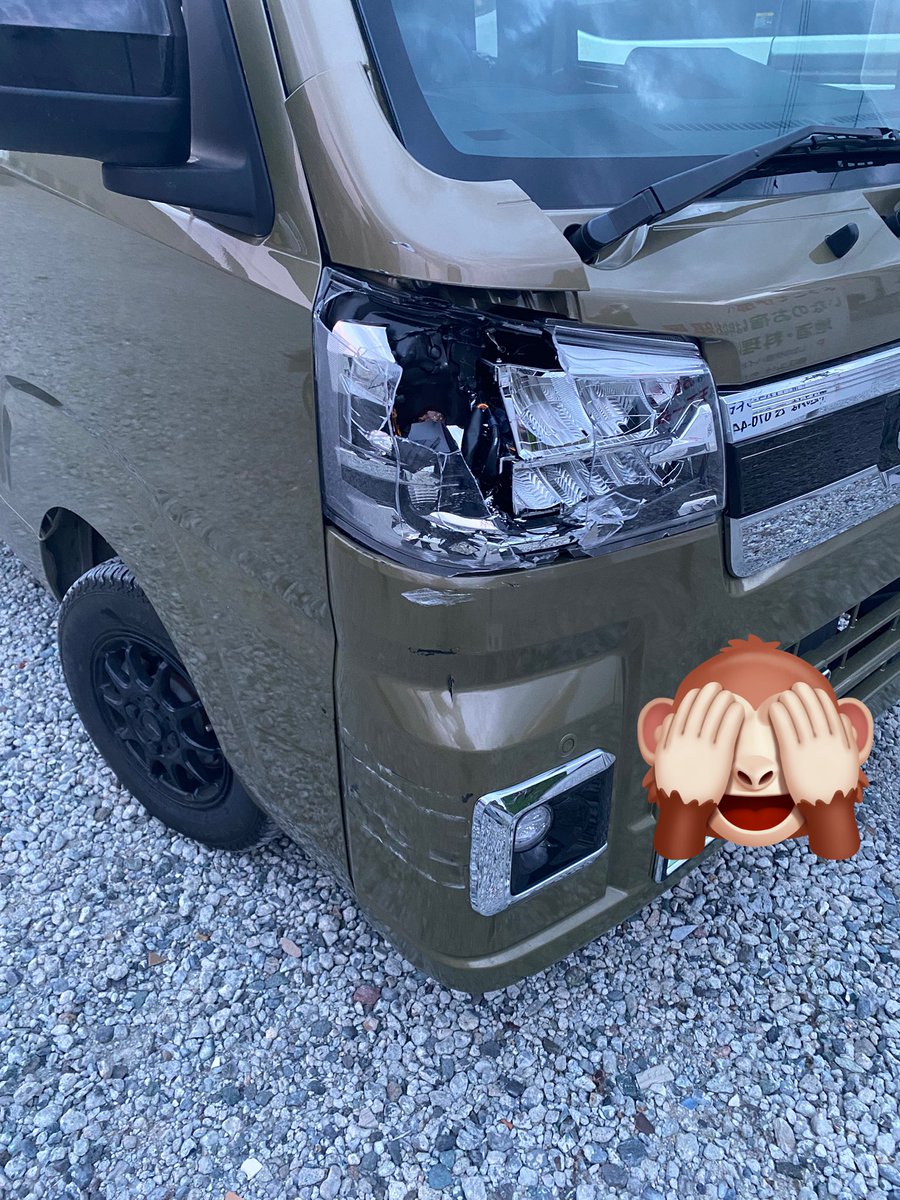 seicore's tweet photo. 昨日夫が車ぶつけられて、衝動で違う車にぶつかったから軽トラが可哀想な事に…
相手は逃げて、現場に駆けつけた私が周りをバイクで徘徊して見つけたよ…逃げちゃダメよ。逃げちゃ https://t.co/IZVVD9eqNU
