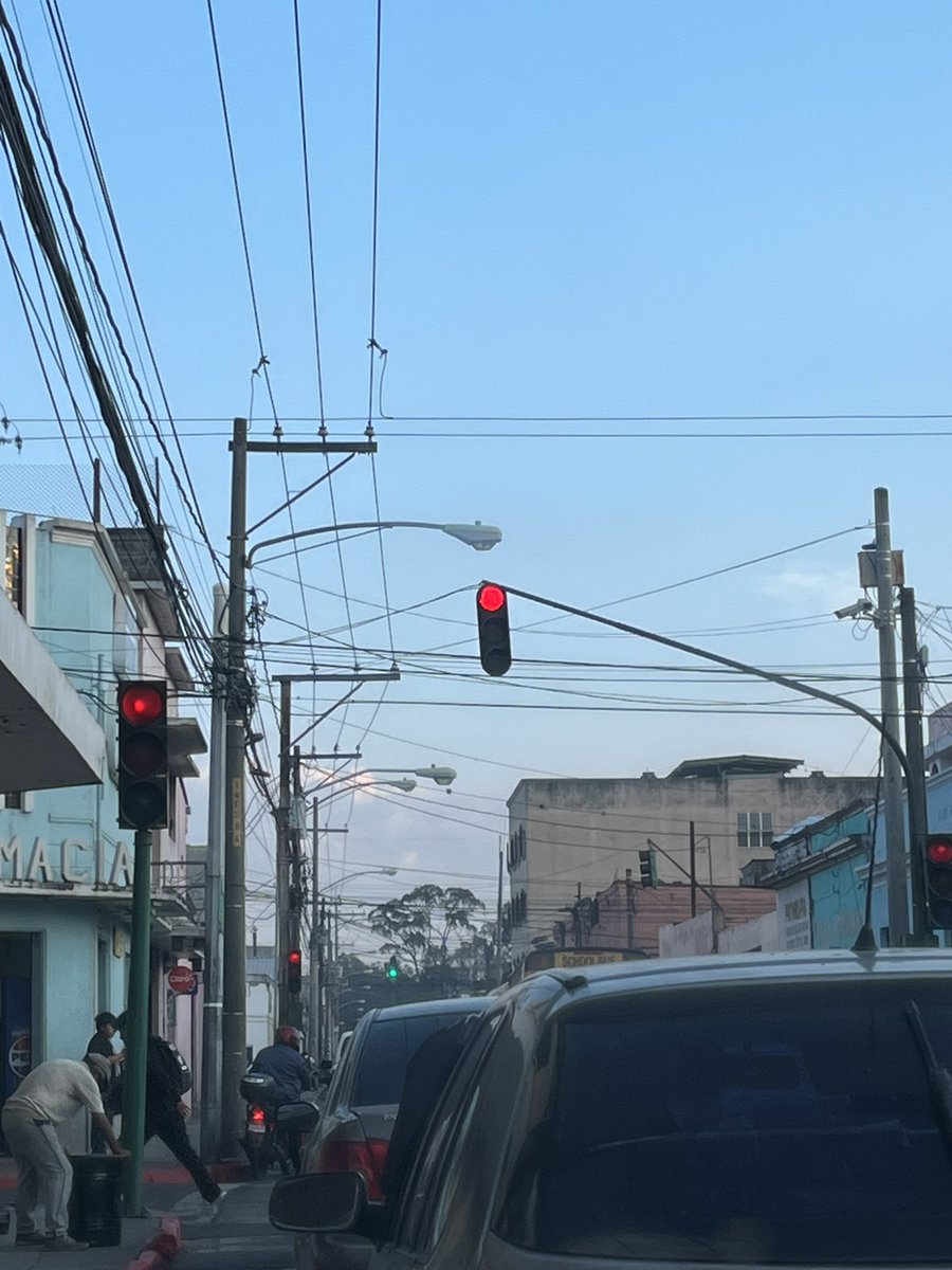 Itsshainna's tweet photo. @amilcarmontejo para cuando coordinan bien el semaforo de la 20 calle y 12 avenida de la zona 1? https://t.co/9J0sKTMkNh