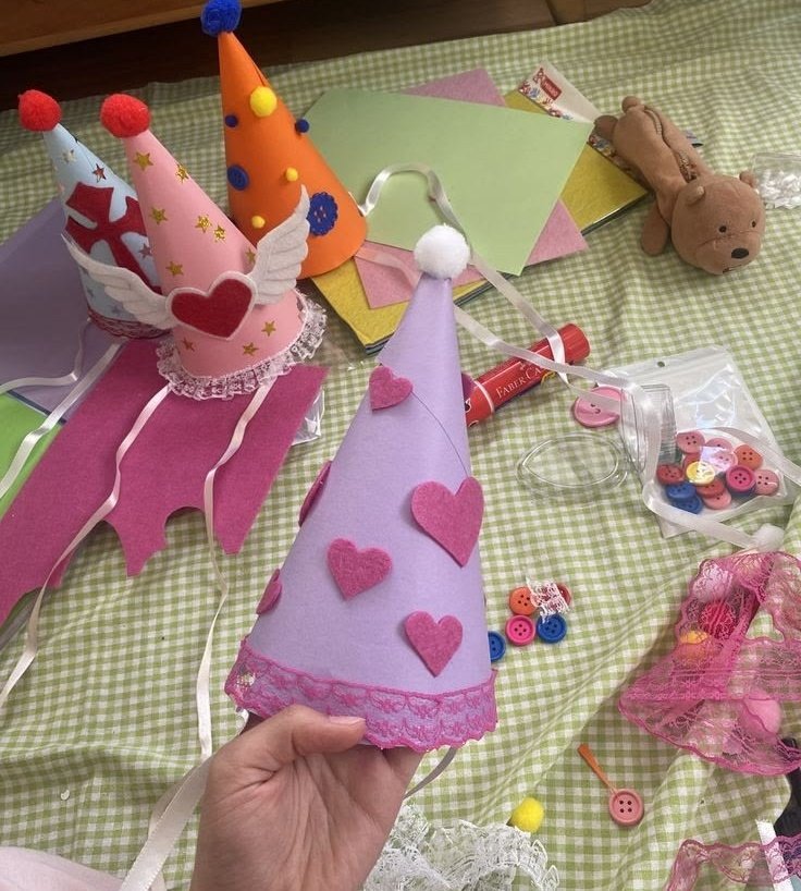 adivalice's tweet photo. E como uma garota que ama uma atividade manual coloquei todo mundo pra fazer chapéu de festa e varinhas fofinhas, foi bem divertido de fazer junto e ficaram tão bonitinhos 🤧 https://t.co/lVqjalkPo7