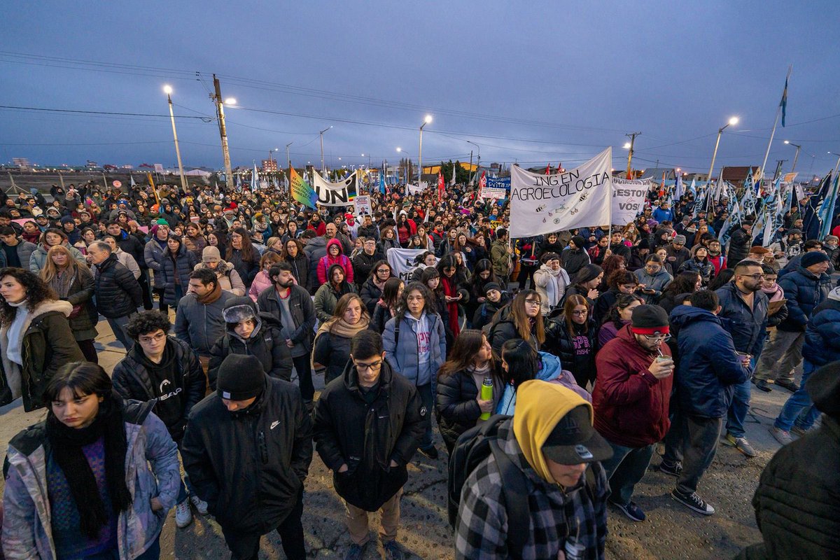 legismmartinez's tweet photo. 4ta Marcha Federal Universitaria en defensa de la educación pública, gratuita y de calidad.

Las universidades representan oportunidades, movilidad social ascendente y un futuro para miles de jóvenes argentinos.

Es fundamental que el Gobierno Nacional cumpla con la Ley de Financiamiento Universitario,  sancionada por el Congreso de la Nación y ratificada tras el rechazo al veto presidencial, garantizando recursos para su funcionamiento.

La universidad pública no es un gasto: es una inversión para el presente y el futuro de nuestro país. 🇦🇷
