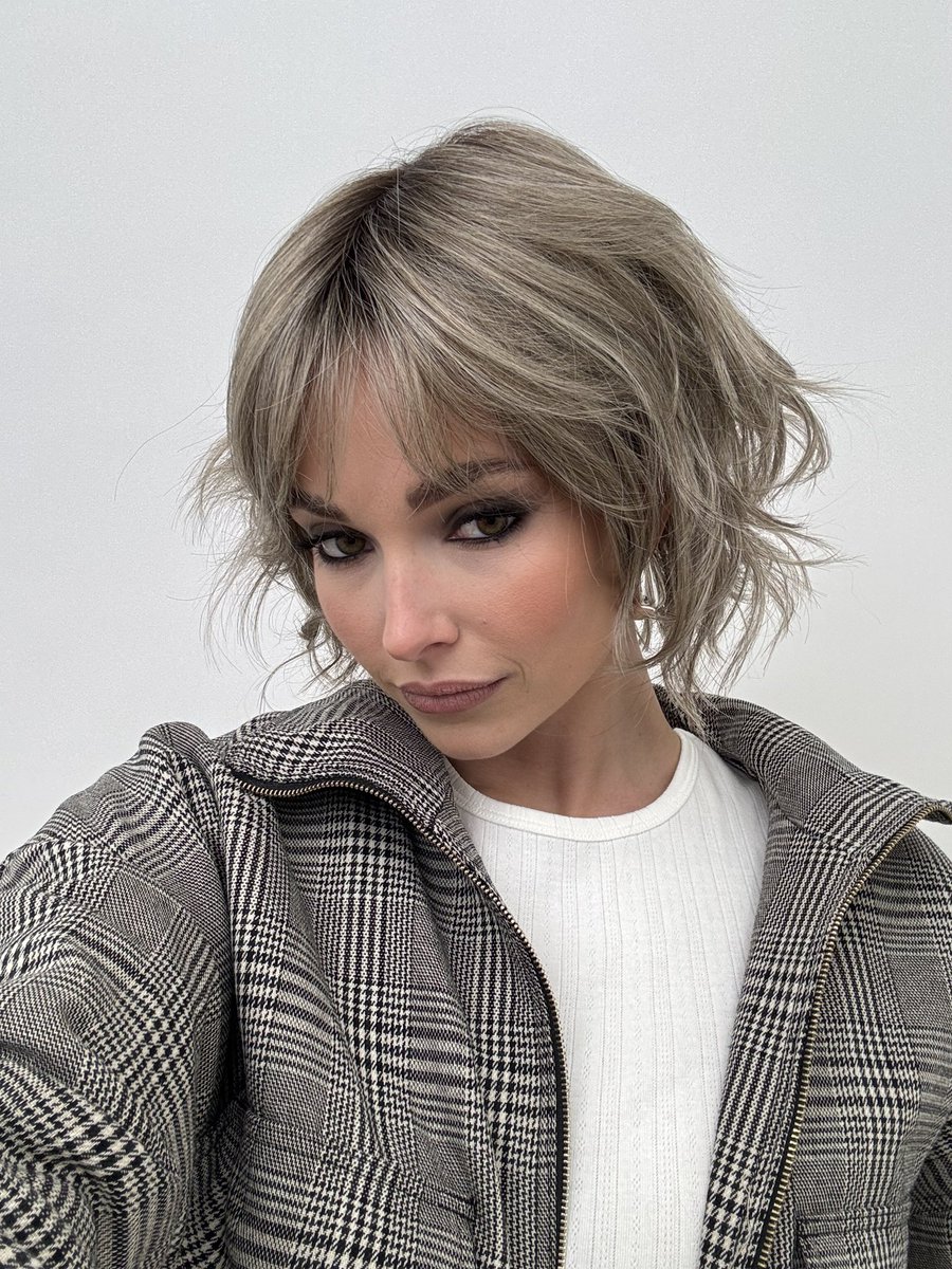 ReneofParis's tweet photo. It’s a Brann wig in Greige-R kind of day. What are you wearing? ✨

#wig #wigs #wavywig #bobwig #wigforsale https://t.co/M33AjdZE0M