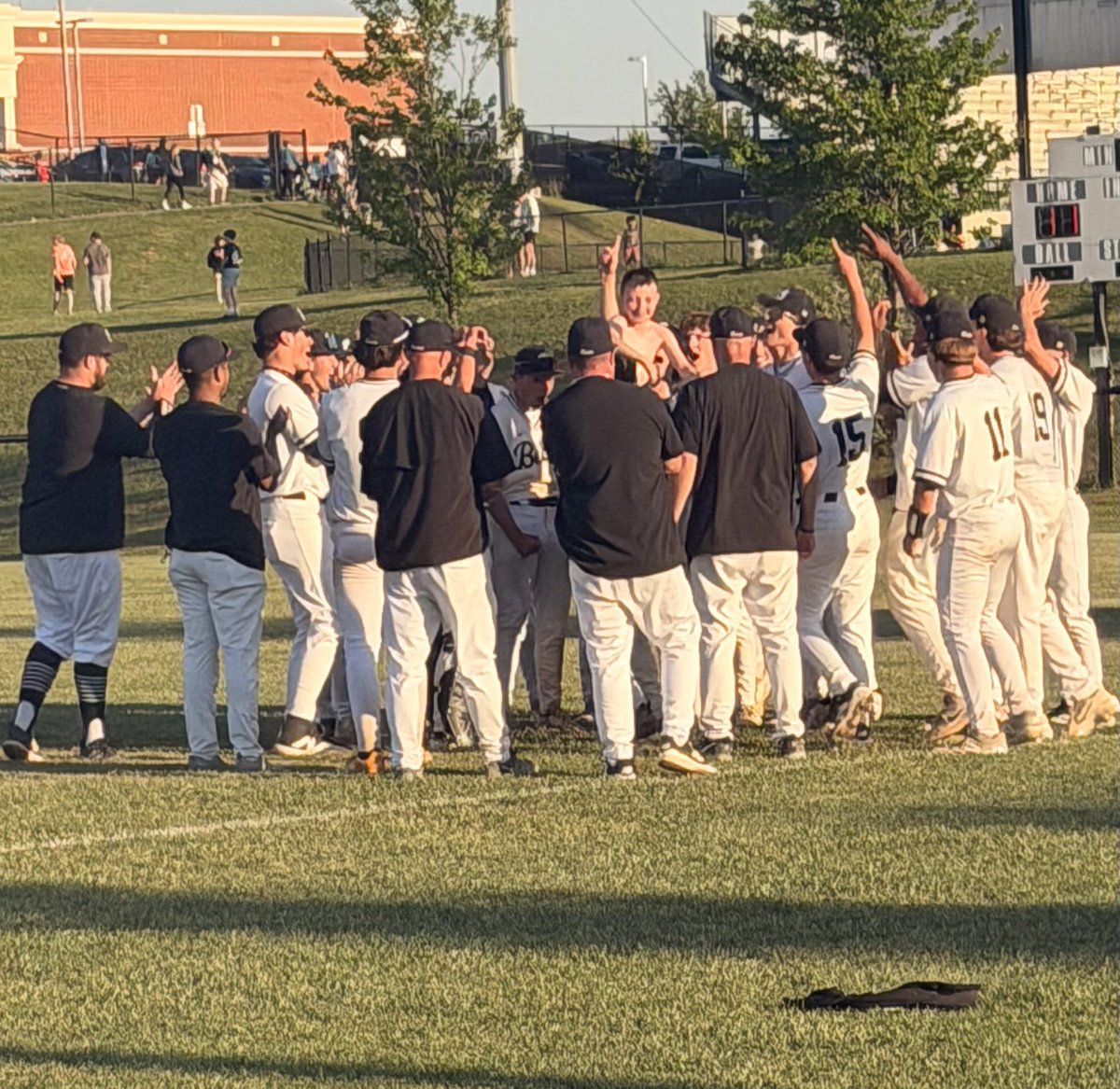 OakdaleBase's tweet photo. Oakdale baseball…back to back Region champions!!! Let’s go! #gotem @Oakdale_Bears @PrepBaseballMD @XposureBSB @FrederickSports https://t.co/wPl0sgp21q