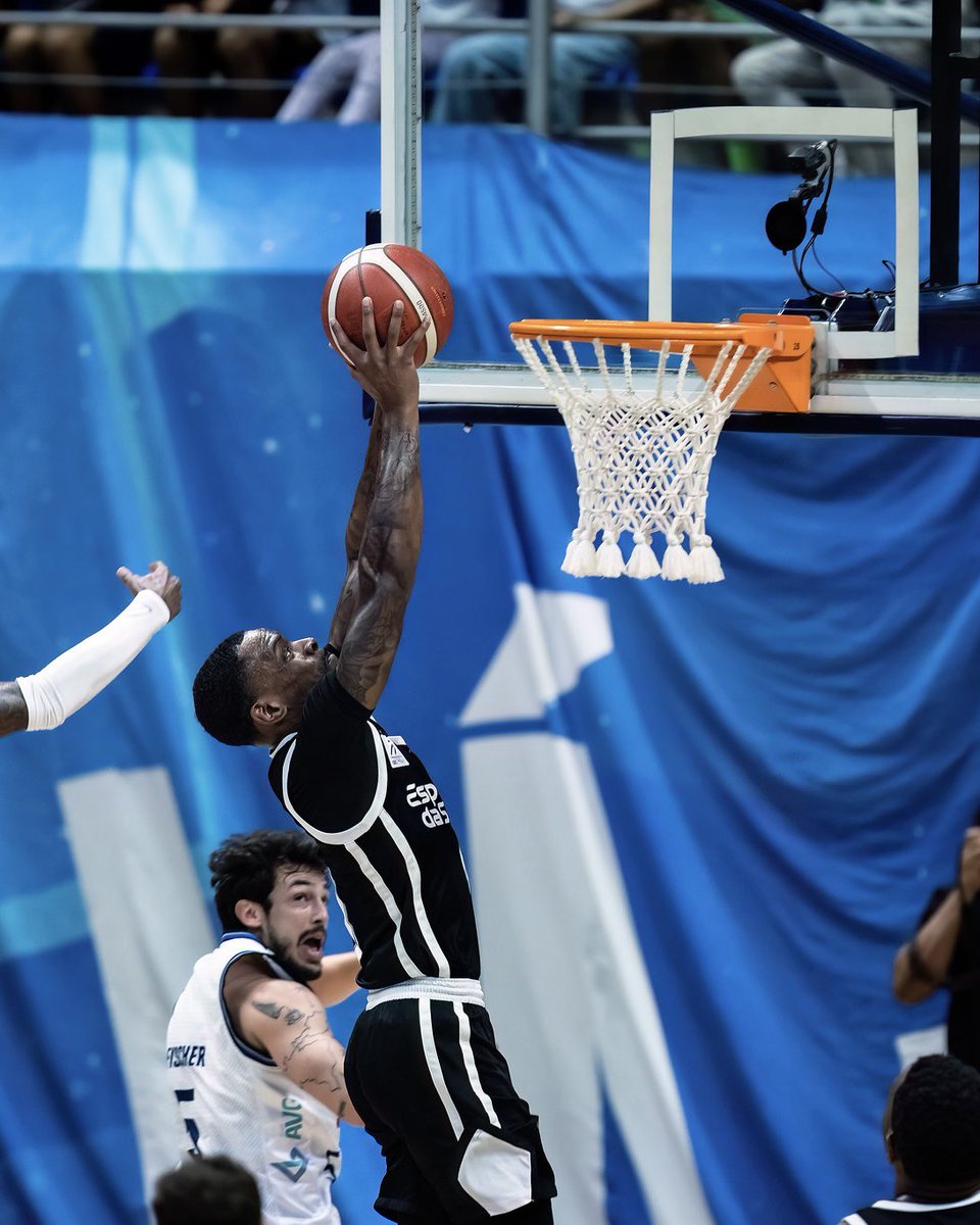 corinthiansbskt's tweet photo. 3️⃣8️⃣ pontos.

Recorde pessoal e nona maior pontuação da história dos playoffs do NBB Caixa.

Mr. Playoff Thomas! 🔥🔥🔥

📸 Hedgard Moraes / MTC

#CorinthiansBasquete
#VaiCorinthians https://t.co/o86mlXaD0Z
