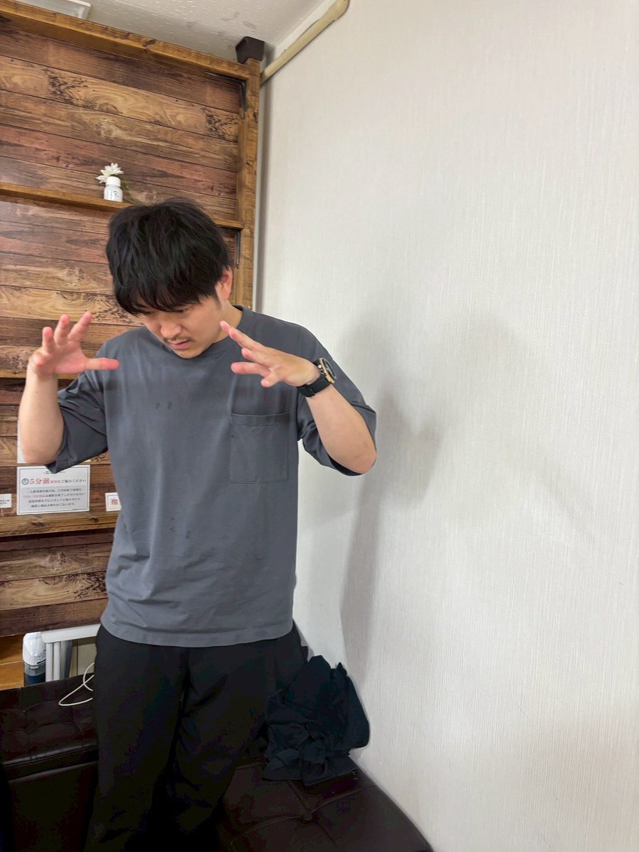 THE_LILEON_ZA's tweet photo. 🦁#一億円卓 🦁
ポスター撮影すすんでおります。

みんな笑顔で今から楽しみです😊

チケット予約はキャストもしくはこちらから👇
https://t.co/guMl18xsok

#ザリレオンザ https://t.co/NBtQWsZI9M