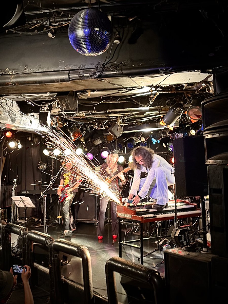 megmin_s's tweet photo. Juz
ロックな🎸とファンクなMUSICきかせてくれた！昨日は撮影お手伝いしたので踊りたい気持ちおさえてカメラ構えてました
新曲Needle Downもいい感じ〜

MONA ROCK
ラストで鍵盤にのりあげたと思ったらマキタの丸鋸で削って火花🔥飛ばしてきてびっくりした！ https://t.co/6DDMg2PbjA