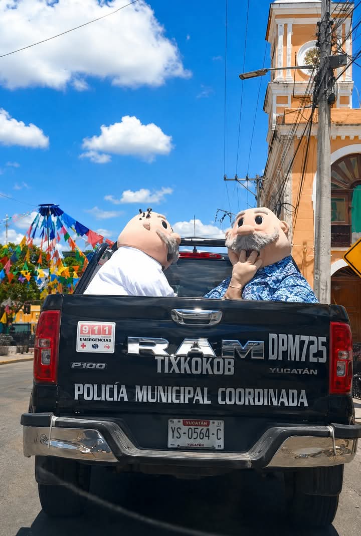 xkau's tweet photo. ⚠️ Detienen a dos Dr. Simi en el puerto seco de #Tixkokob. Lo confundieron con el líder del #CarteldeAkil Domitilo Carballo Cámara, responsable del cobro de derecho de piso en #Yucatán ⚠️
¿En qué habrá parado la denuncia de #SonoraGrill? https://t.co/xNuj5ojoRk