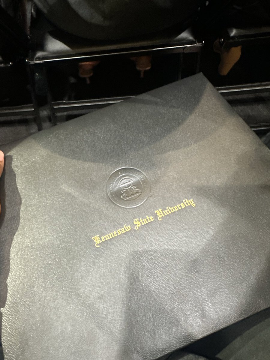 HBMorgan1's tweet photo. i just graduated college man😭 https://t.co/4sj5wZsnSn
