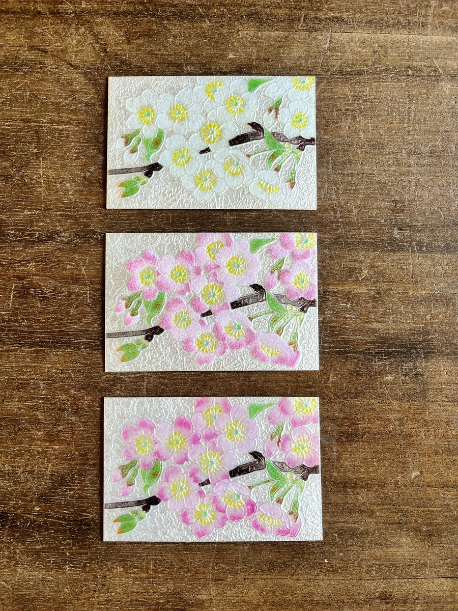 桜の小箱用七宝板の施釉の続きです 葉と枝に色が付いて、今度は花びら