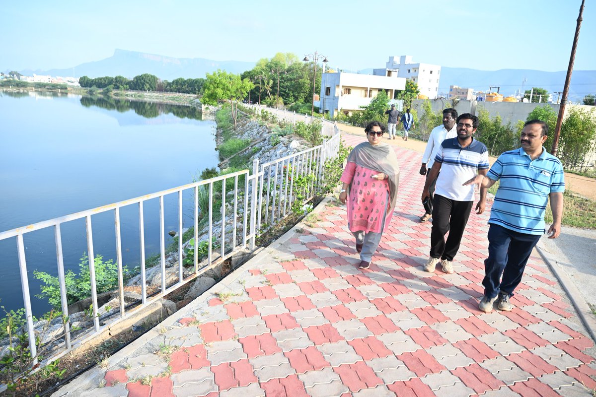 MCTTirupati's tweet photo. నగరంలోని గొల్లవాణిగుంట బండ్, అలాగే పలు ప్రాంతాల్లో జరుగుతున్న అభివృద్ధి పనులను ఇంజినీరింగ్ అధికారులతో కలసి పరిశీలిస్తున్న నగరపాలక సంస్థ ఇంచార్జి కమిషనర్ శారదా దేవి గారు.
#MCT #Tirupati #smartcity #cdma_municipal #tsccl https://t.co/ZiPbxpE8G9