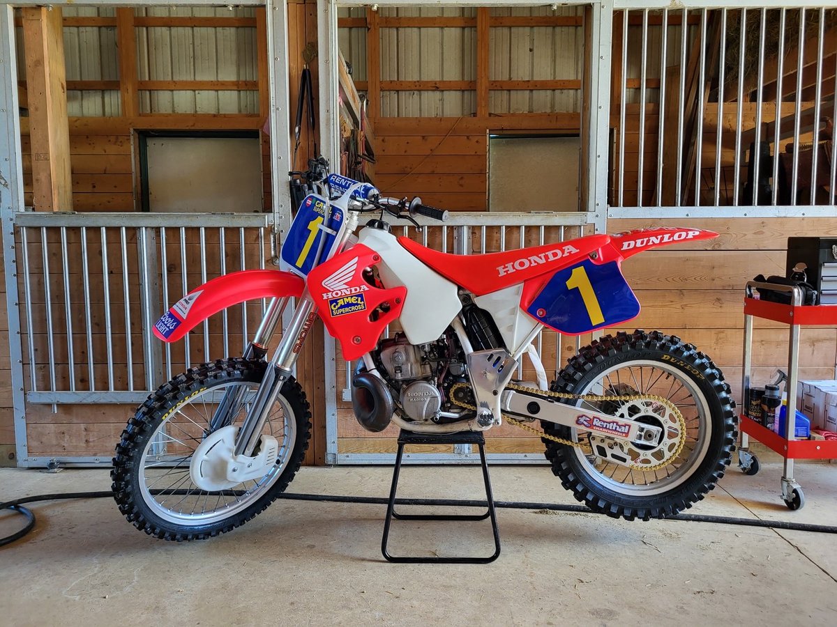 RideDunlop's tweet photo. Two Stroke Tuesday @6timeโs CR250
๐ธ @motosportinc
@jeffstantonadventures
#RideDunlop #RaceDunlop #DunlopFamily #TwoStroke #CR250 https://t.co/6KzLweNyPD