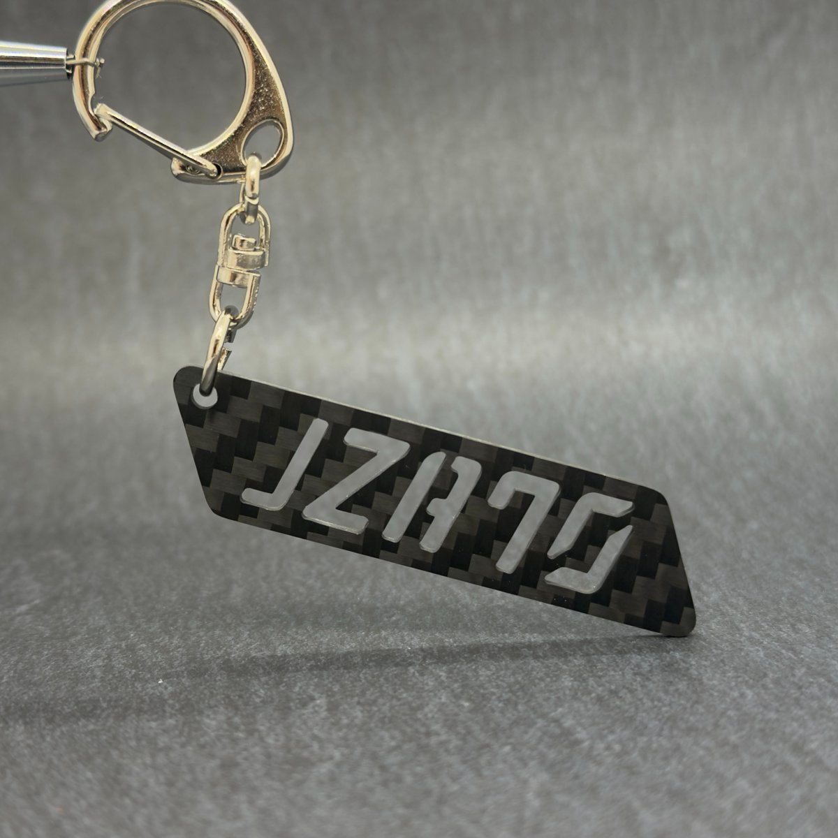 jerev_car's tweet photo. 好きな英字文字列で作るオリジナルドライカーボン製のキーホルダー🔑 自分の「好き」を、いつも持ち歩く。 車の型式や名前・記念日・イニシャルなどなど…5文字まで2,000円！1文字増えるごとにプラス200円で作成可能💡プレゼントにも最適✨プラス1,000円で石入りも可💎 オーダー受付中🎁