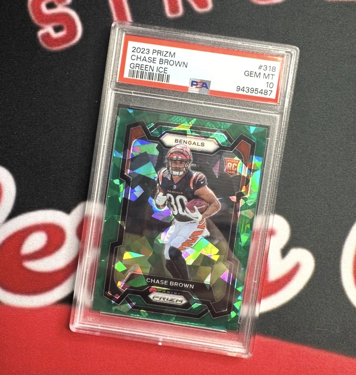 SchaeferCollect's tweet photo. Throwback to this icy pickup ❄️ 2023 Prizm Chase Brown Green Ice Rookie PSA 10 GEM MINT! The shimmer on this slab was unreal and still stands out as one of our favorite older pickups 🔥
#PSA10 #ChaseBrown #GreenIce #Prizm #SchaefersCollectibles https://t.co/uODW5QX5YC