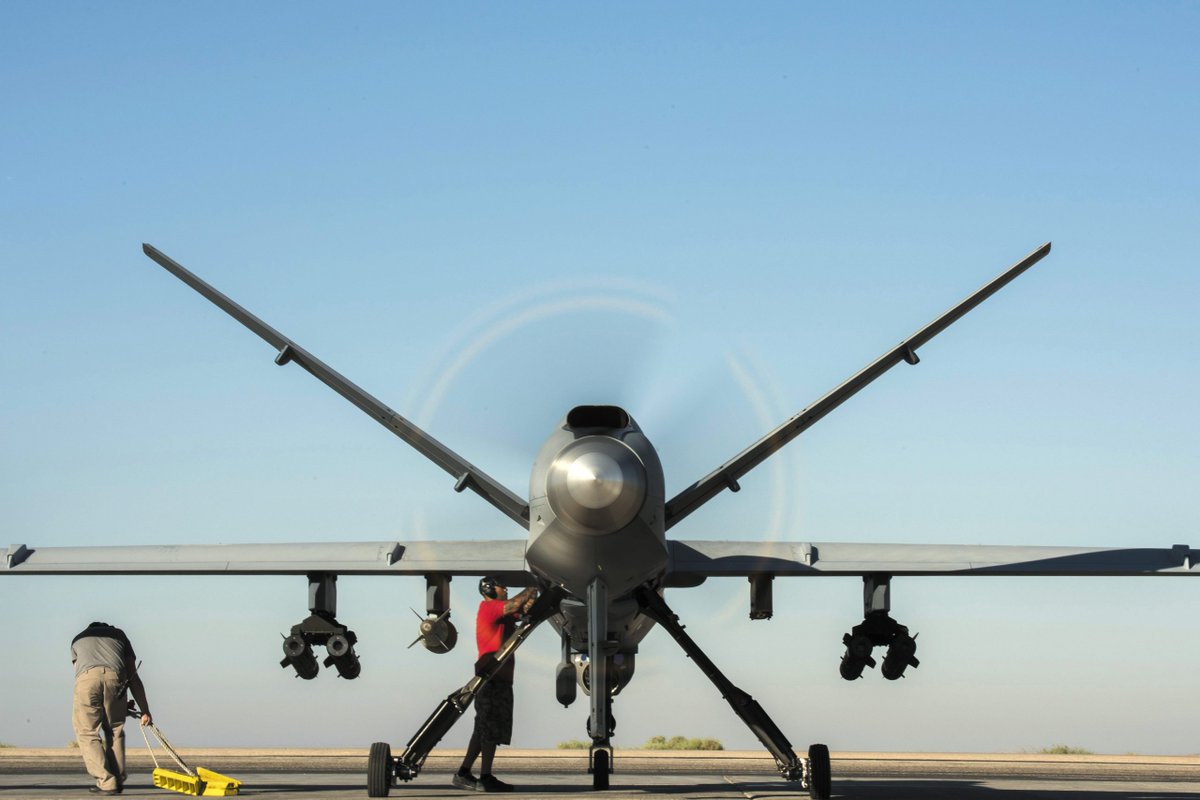 Cryptopump544's tweet photo. 🎯 無人機殺手上線！MQ-9A 成功實測 APKWS 🚀
美國空軍最新動作：利用 MQ-9A “收割者”發射激光制導 APKWS 火箭彈。
相比昂貴的 AMRAAM，不到 4 萬美元一發的 APKWS 成了攔截低成本無人機群的最佳方案。
從偵察機變成攔截機，滯空時間長 + 載彈量大，未來的防空網正悄然改變！
#MQ9 #APKWS #反無人機 https://t.co/Tq9SpLyzjP